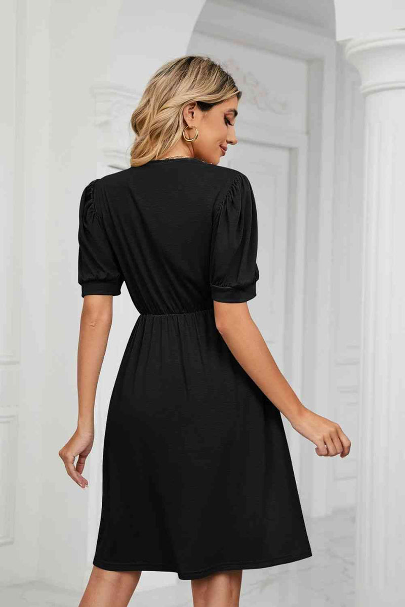 Robe contrastée à col en V et manches bouffantes avec poche