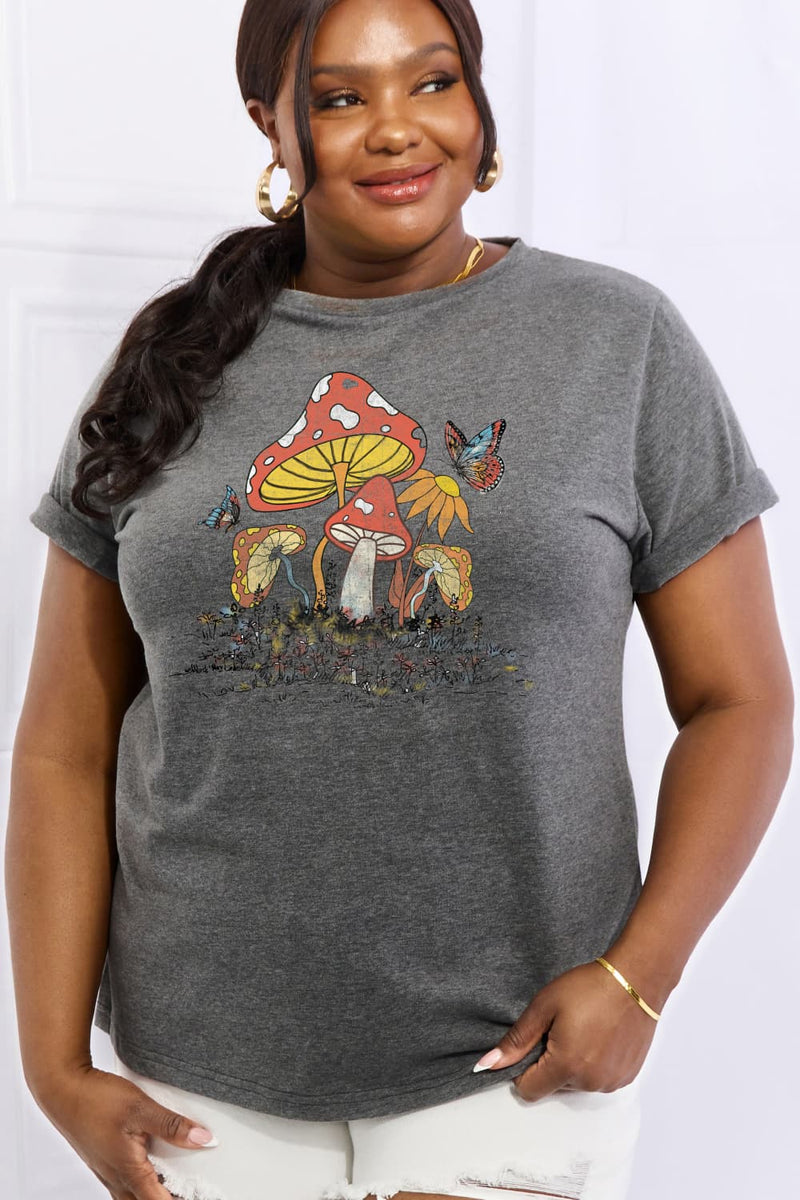 Camiseta de algodón con estampado de mariposas y setas de tamaño completo de Simply Love