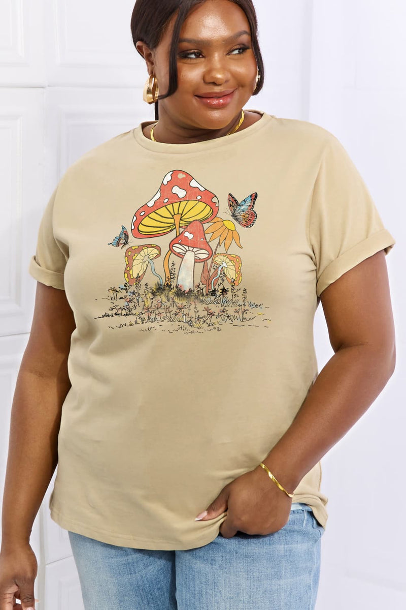 Camiseta de algodón con estampado de mariposas y setas de tamaño completo de Simply Love