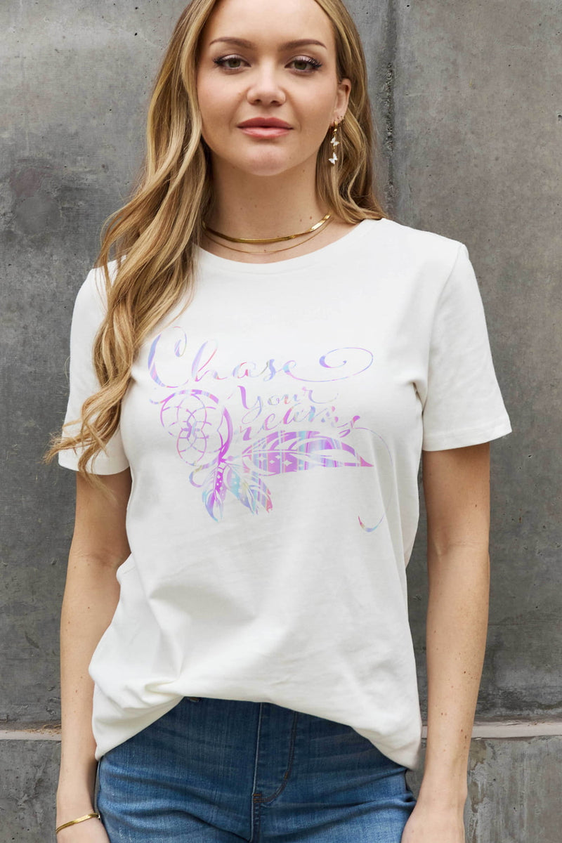 Camiseta de algodón con gráfico CHASE YOUR DREAMS de tamaño completo de Simply Love