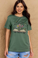Camiseta de algodón con estampado de flores y libros de tamaño completo de Simply Love