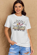 Camiseta de algodón con estampado de flores y libros de tamaño completo de Simply Love