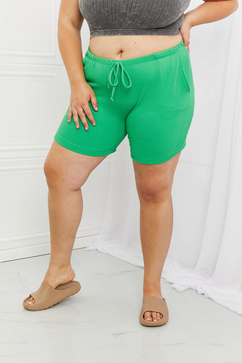 Blumin Apparel Too Good pantalones cortos de canalé de tamaño completo en verde