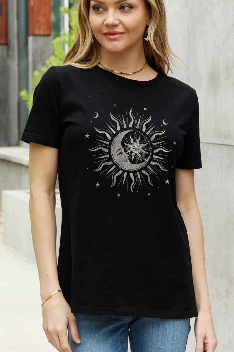 T-shirt en coton graphique Simply Love pleine grandeur Soleil, Lune et Étoile