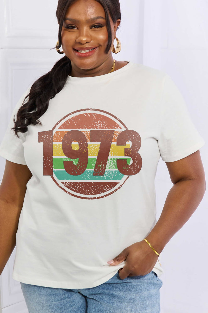Camiseta de algodón con gráfico 1973 de tamaño completo de Simply Love
