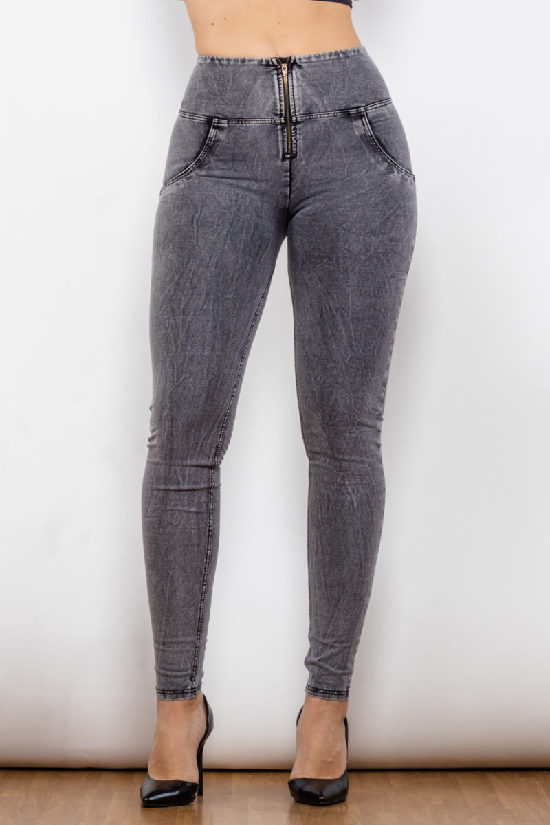 Jeans ajustados con cierre de cremallera y bolsillos
