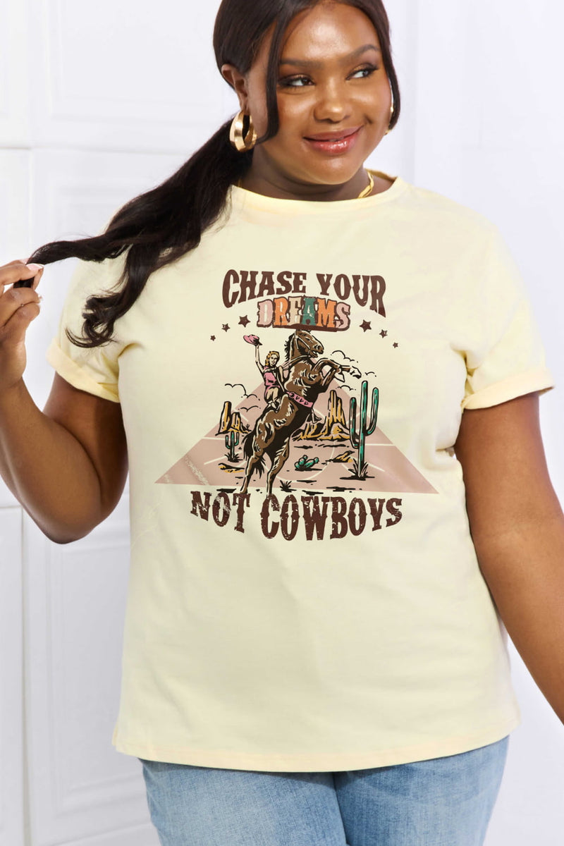 Camiseta de algodón con gráfico CHASE YOUR DREAMS NOT COWBOYS de tamaño completo de Simply Love
