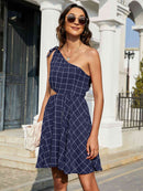 Vestido con recorte atado y un solo hombro de rejilla