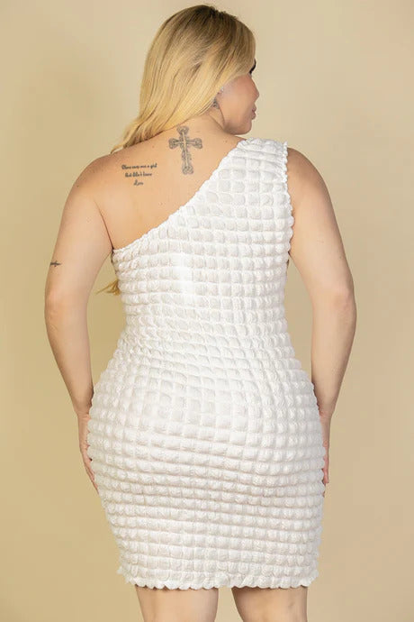 Mini-robe moulante à une épaule en tissu à bulles de grande taille