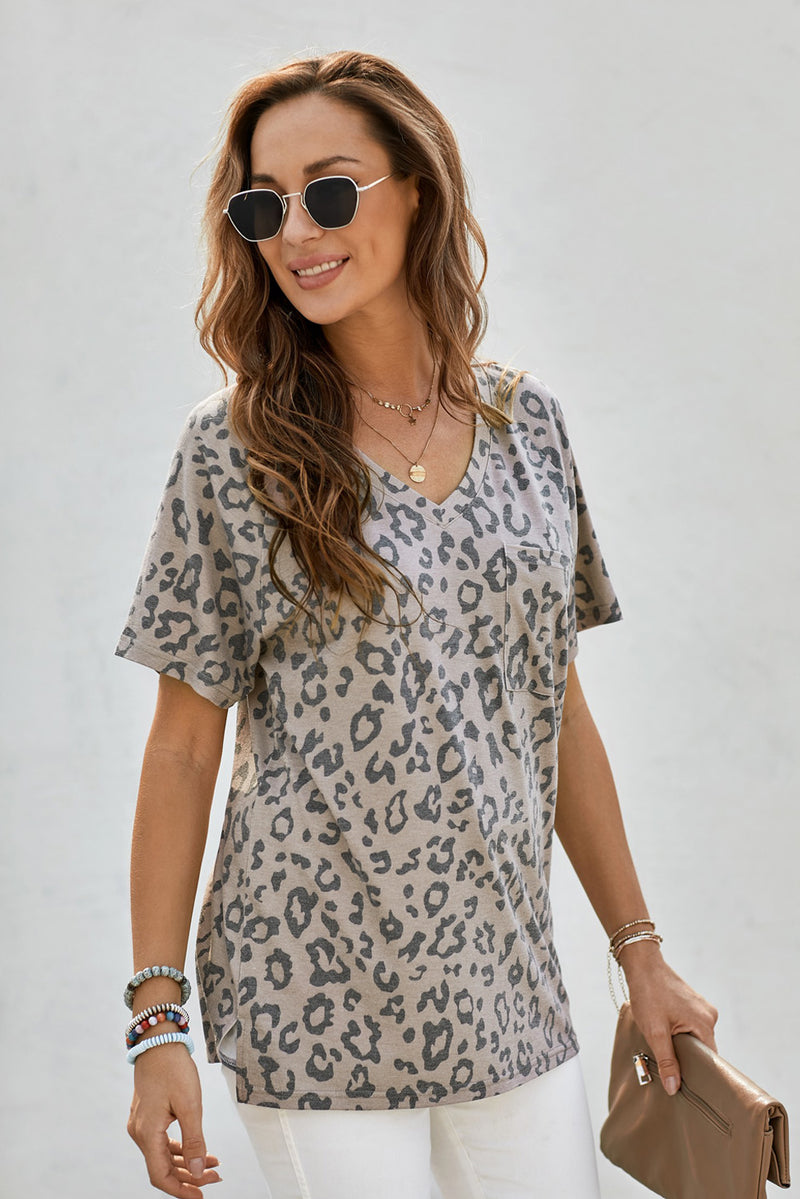 Camiseta con cuello en V y bolsillo de leopardo
