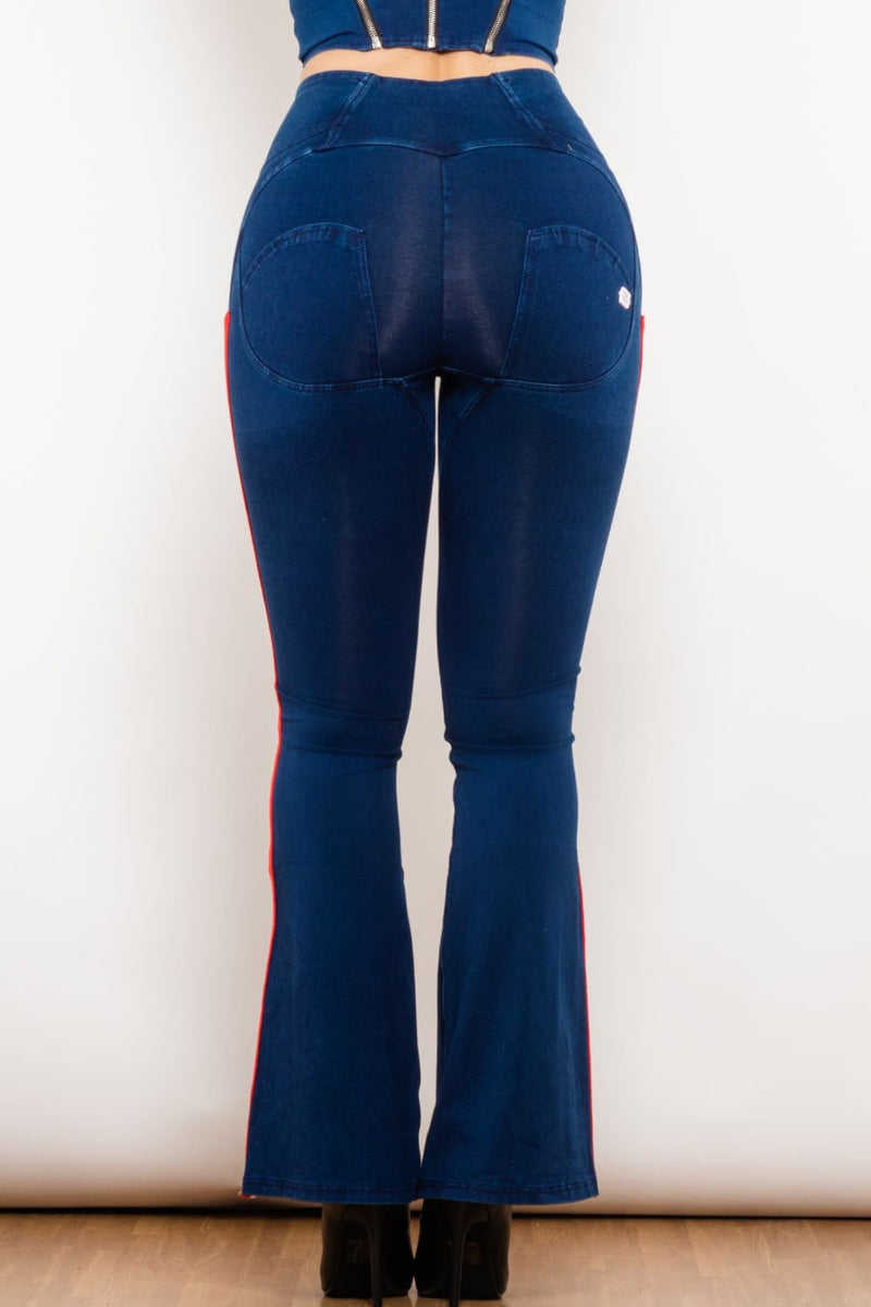 Jeans bootcut con cierre de cremallera y raya lateral
