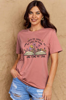 Camiseta de algodón con estampado de flores y libros de tamaño completo de Simply Love