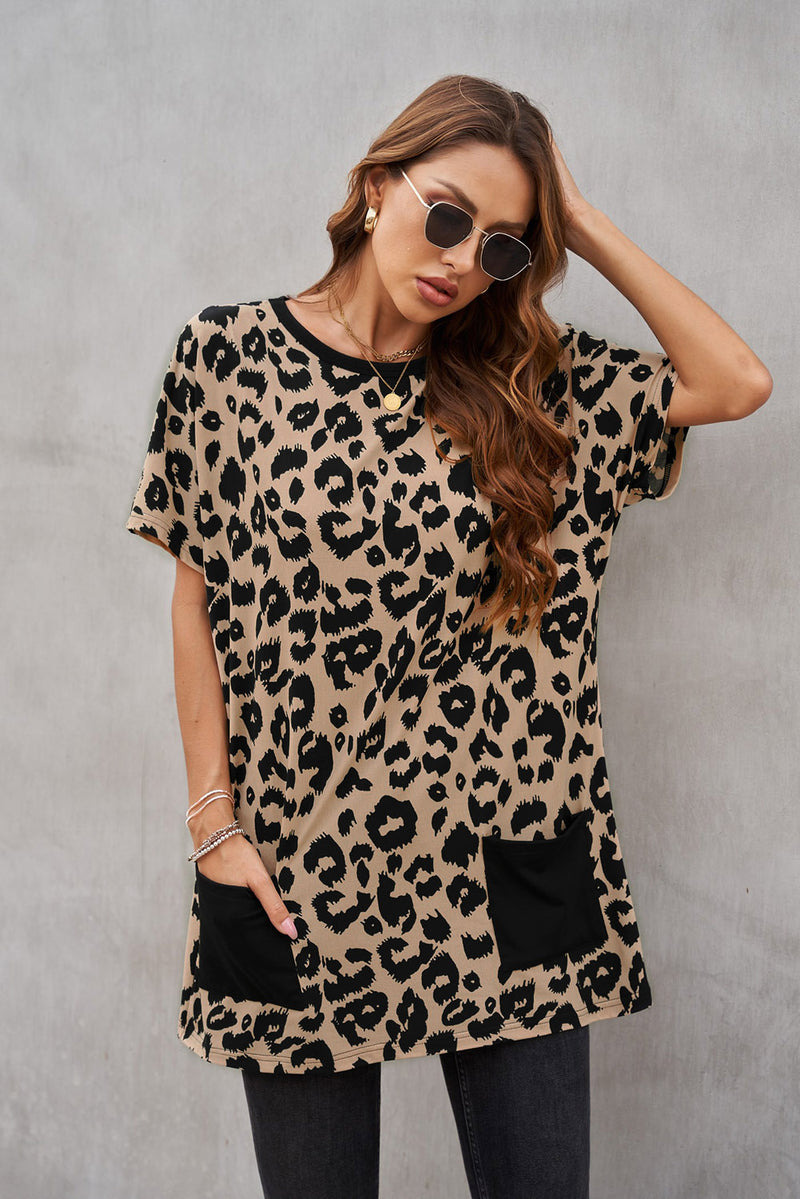 Vestido estilo camiseta con bolsillos de leopardo