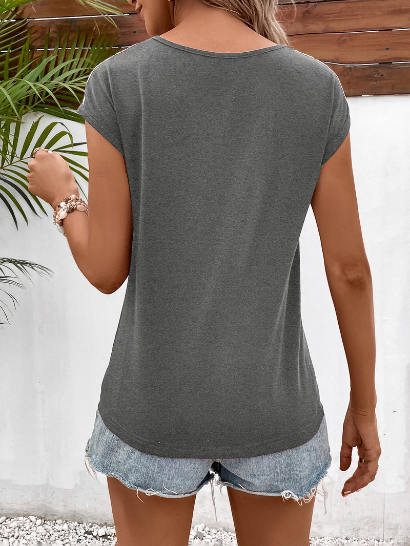 Camiseta con dobladillo retorcido y cuello en V con encaje empalmado