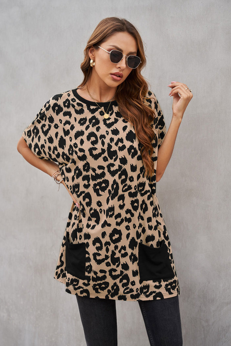 Vestido estilo camiseta con bolsillos de leopardo