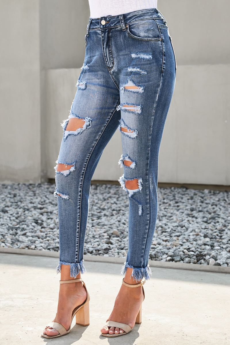 Jeans cortos desgastados con dobladillo deshilachado