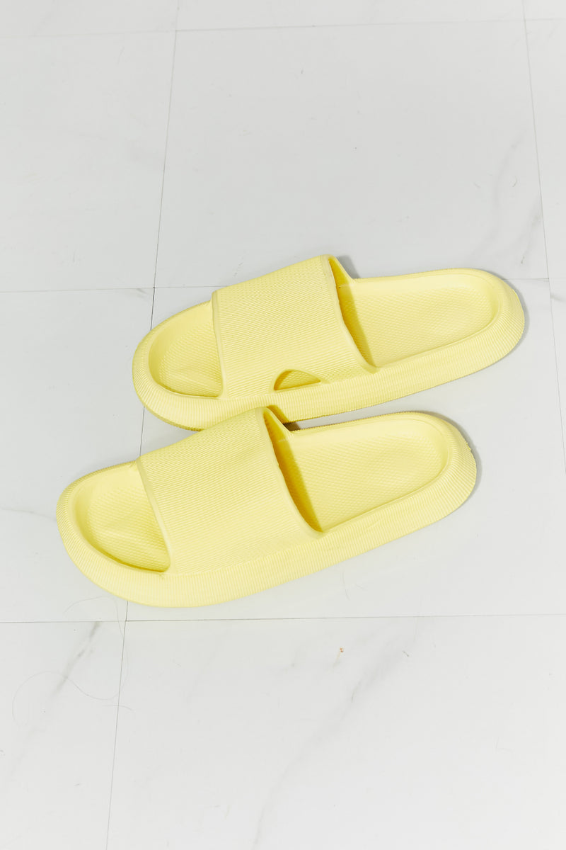 Sandalias con puntera abierta en amarillo Arms Around Me de MMShoes