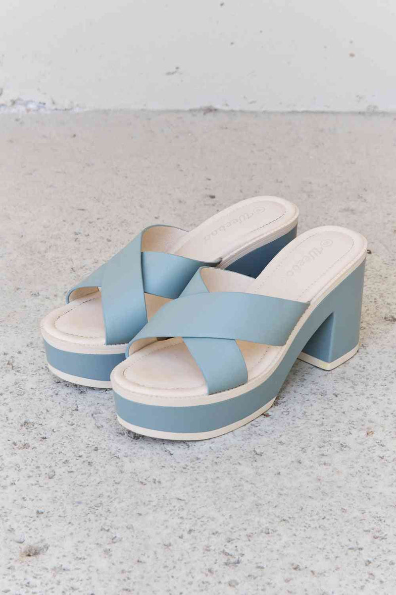 Sandalias con plataforma en contraste Cherish The Moments de Weeboo en azul brumoso