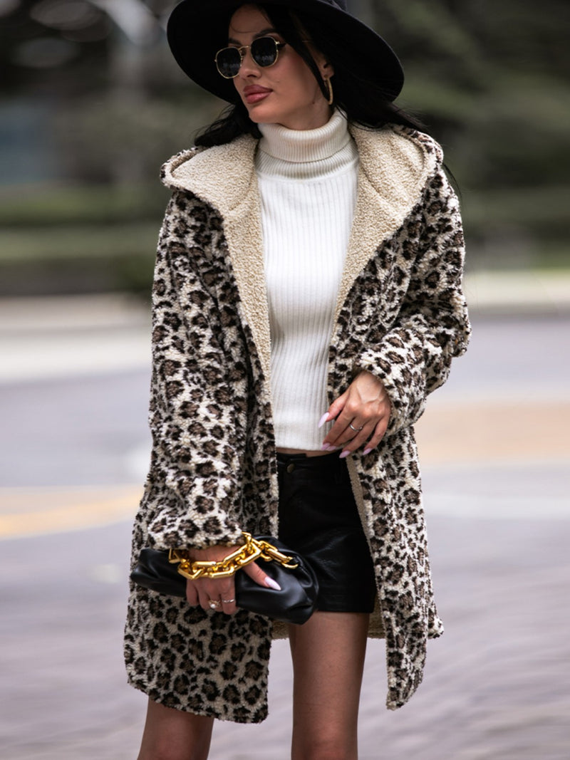 Abrigo con capucha de leopardo y bolsillos