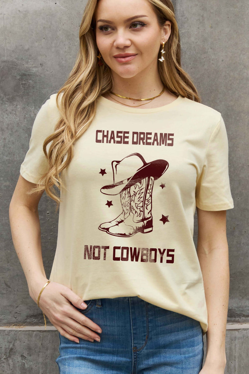 Simply Love T-shirt en coton graphique CHASE DREAMS NOT COWBOYS pleine taille
