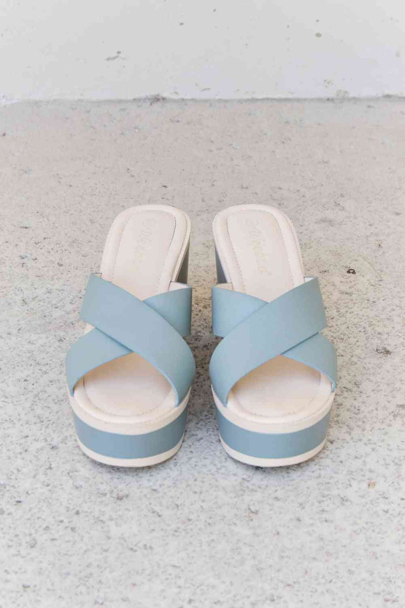 Sandalias con plataforma en contraste Cherish The Moments de Weeboo en azul brumoso