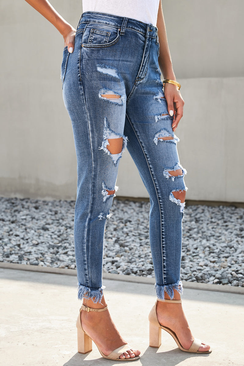 Jeans cortos desgastados con dobladillo deshilachado