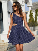 Vestido con recorte atado y un solo hombro de rejilla